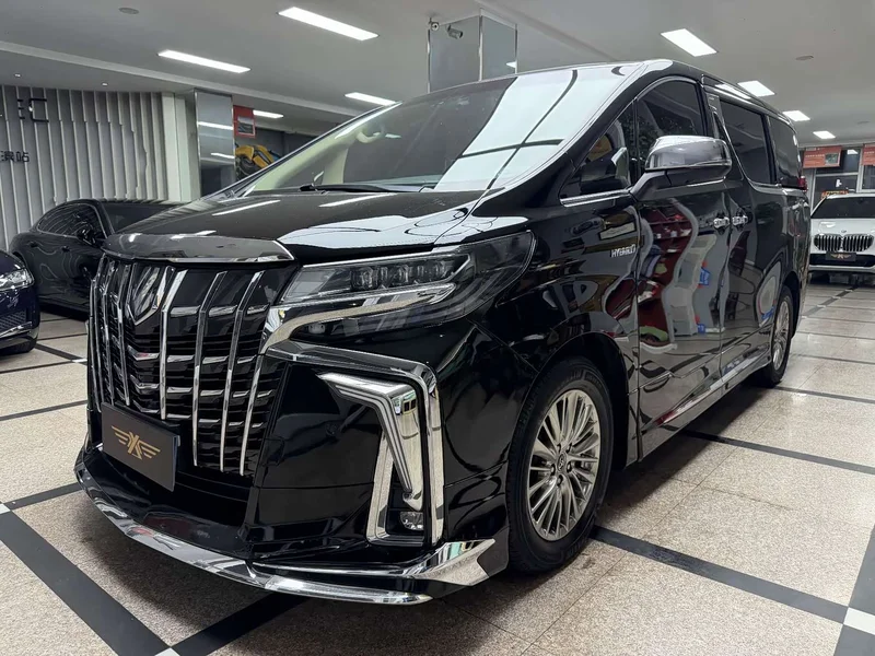 Toyota Alphard — фото 1