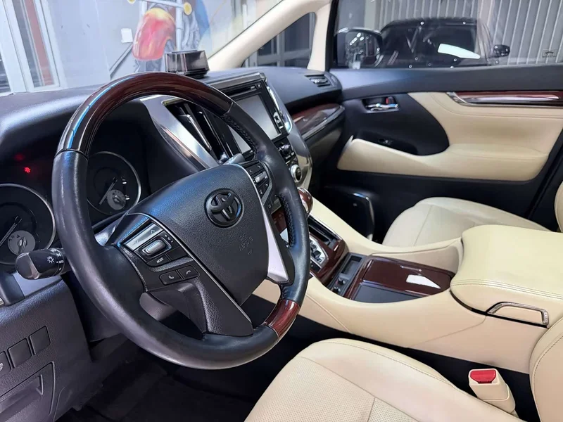 Toyota Alphard — фото 11