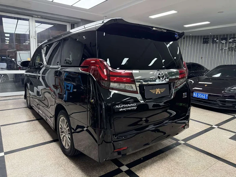 Toyota Alphard — фото 7