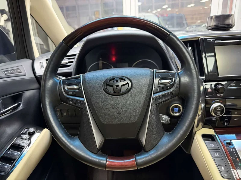Toyota Alphard — фото 9