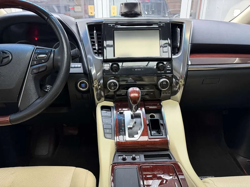 Toyota Alphard — фото 10