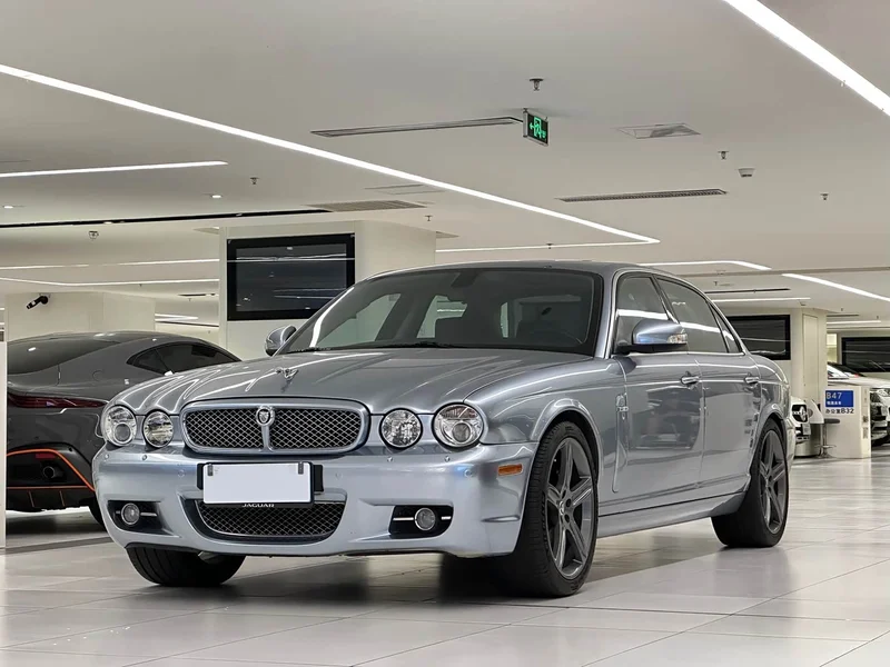 Jaguar XJ — фото 1