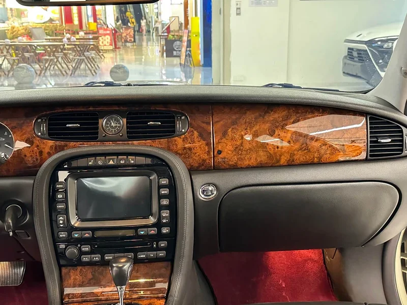 Jaguar XJ — фото 19
