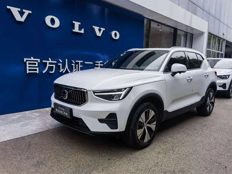 Volvo XC40 — фото 1