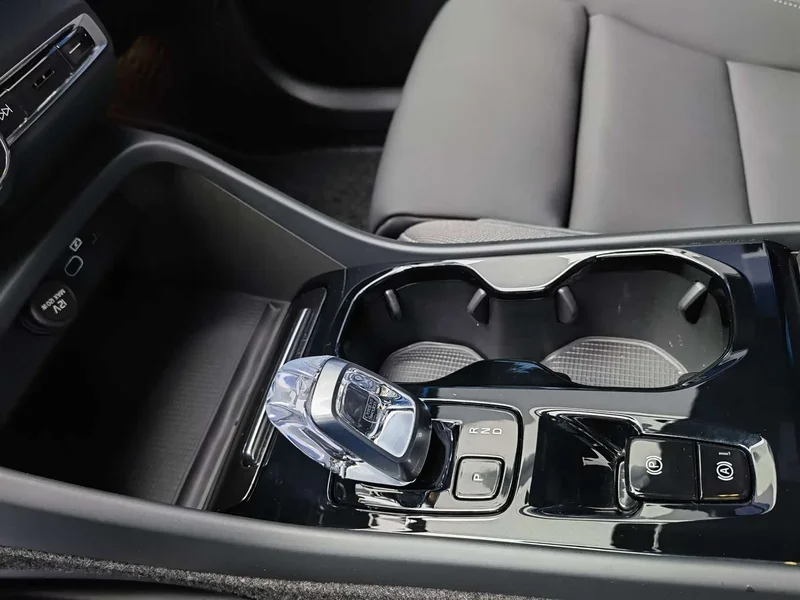 Volvo XC40 — фото 11