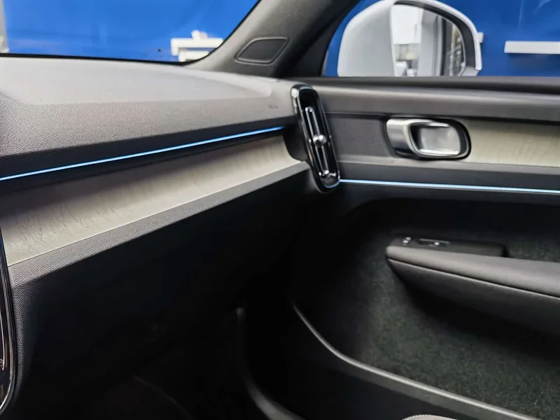Volvo XC40 — фото 12