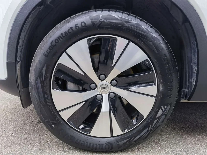 Volvo XC40 — фото 16