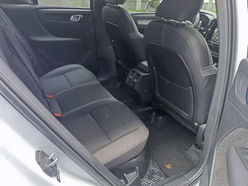 Volvo XC40 — фото 17