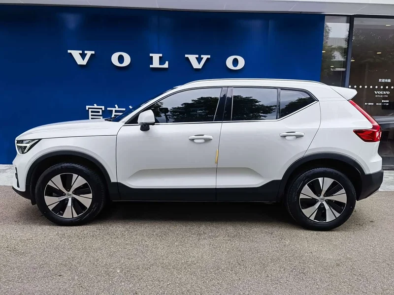 Volvo XC40 — фото 4