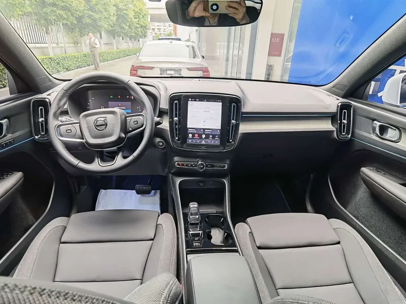 Volvo XC40 — фото 10