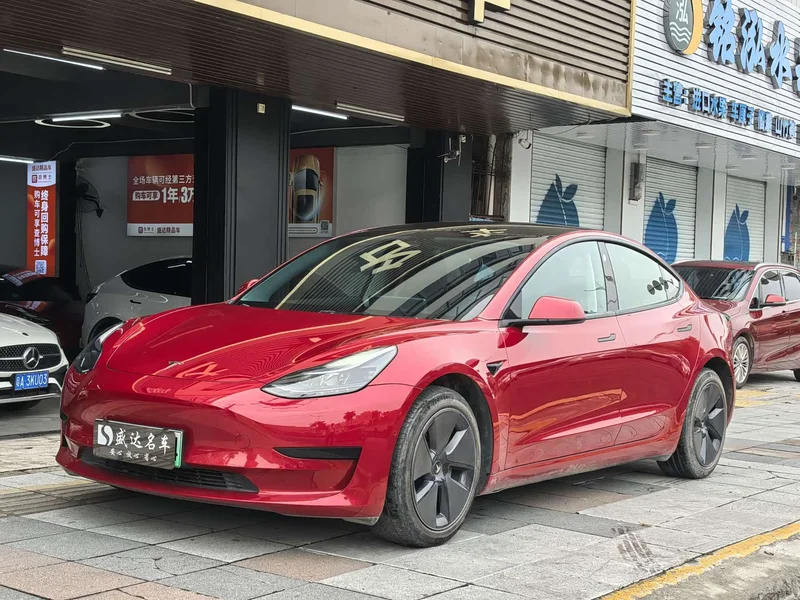 Tesla Model 3 — фото 1