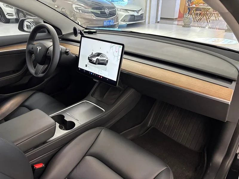 Tesla Model 3 — фото 11