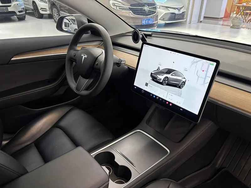 Tesla Model 3 — фото 12