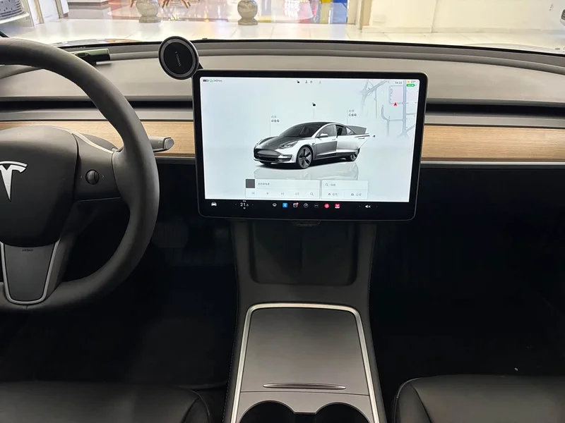 Tesla Model 3 — фото 16