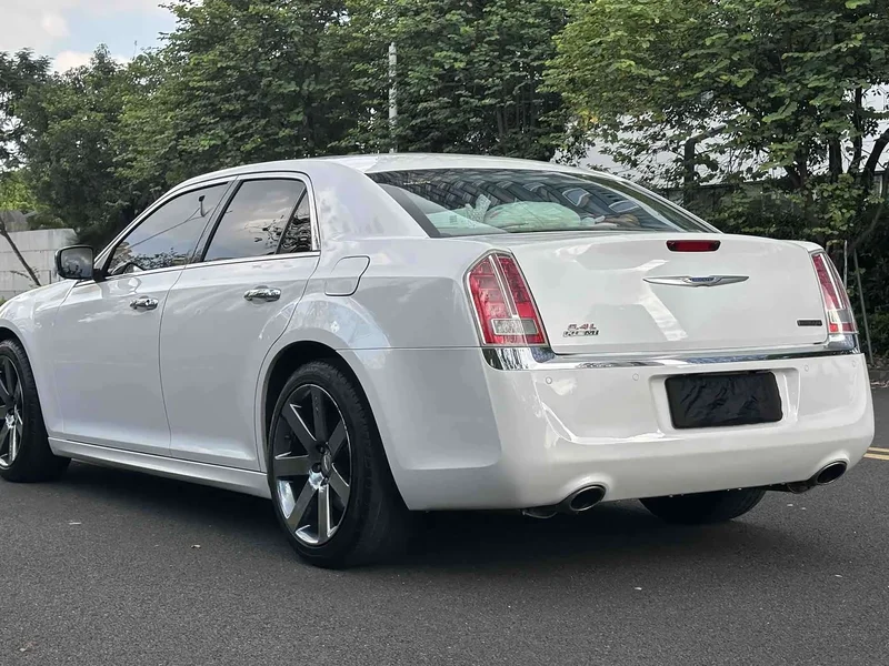 Chrysler 300C (Imported) — фото 19