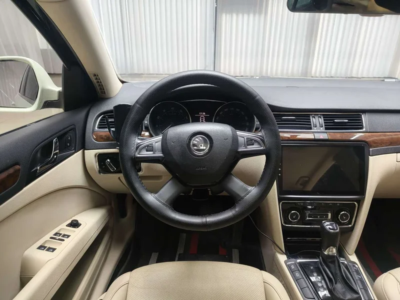 Skoda Superb — фото 14