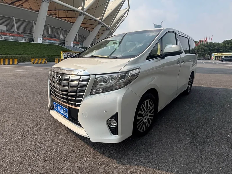 Toyota Alphard — фото 1