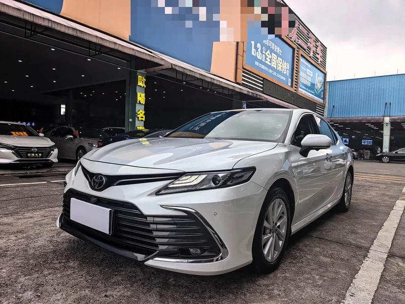 Toyota Camry — фото 1