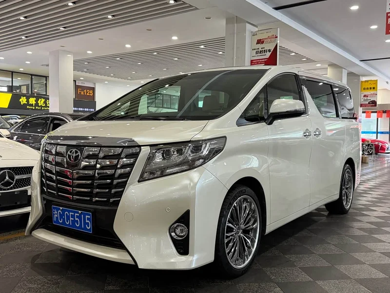Toyota Alphard — фото 1
