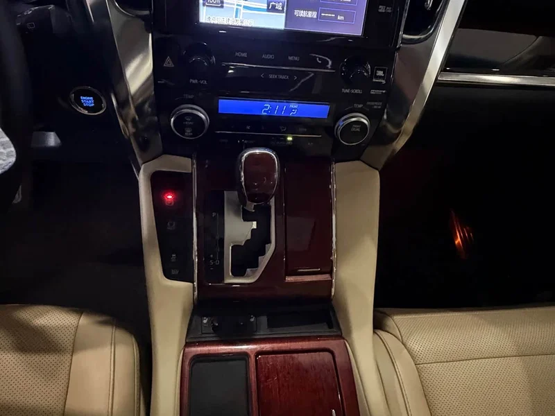 Toyota Alphard — фото 14