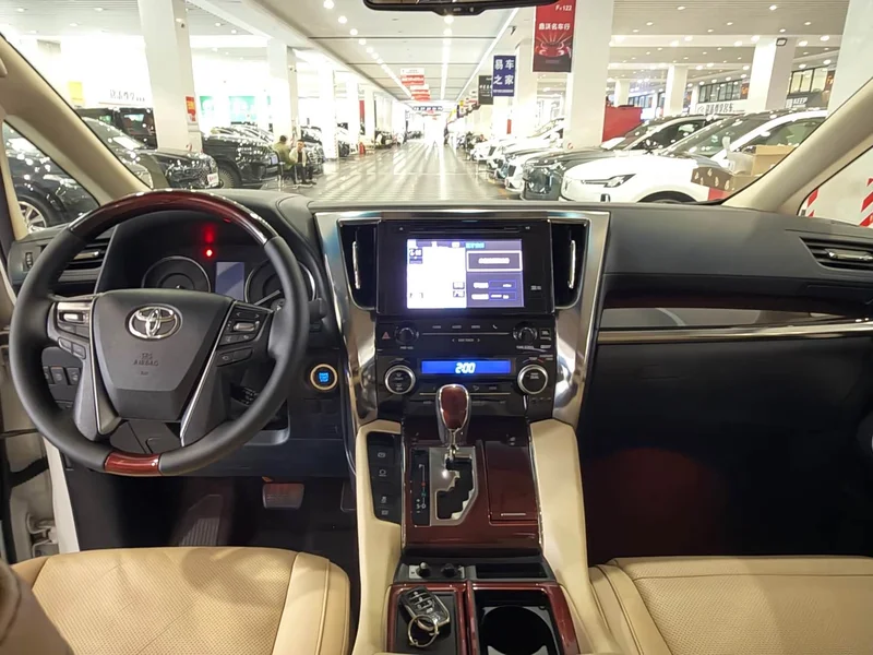 Toyota Alphard — фото 8