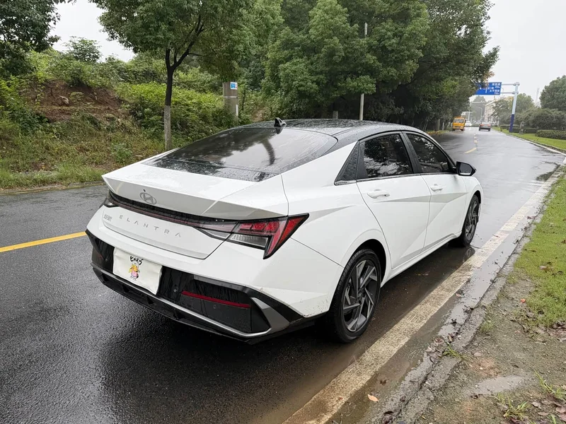 Hyundai Elantra — фото 14