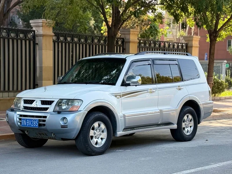 Mitsubishi Pajero — фото 2