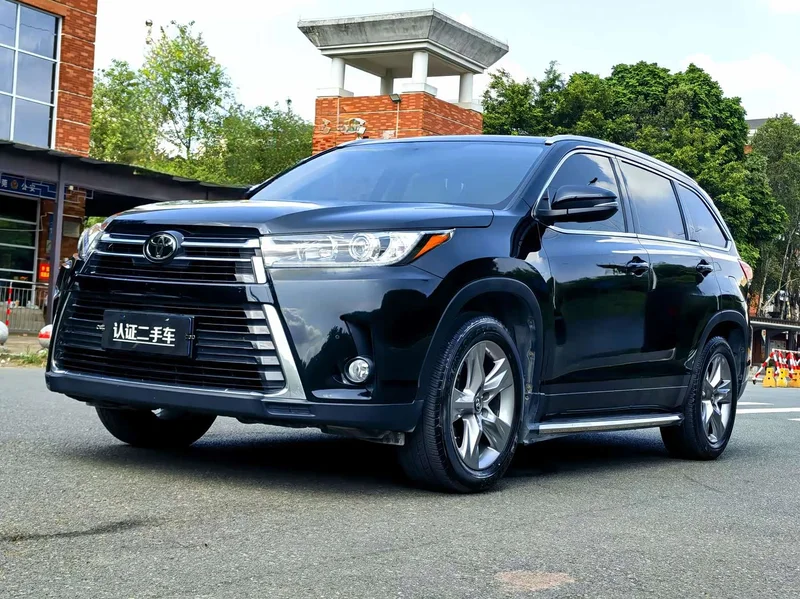 Toyota Highlander — фото 1