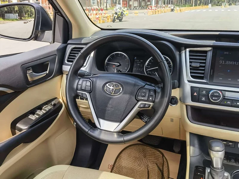 Toyota Highlander — фото 12