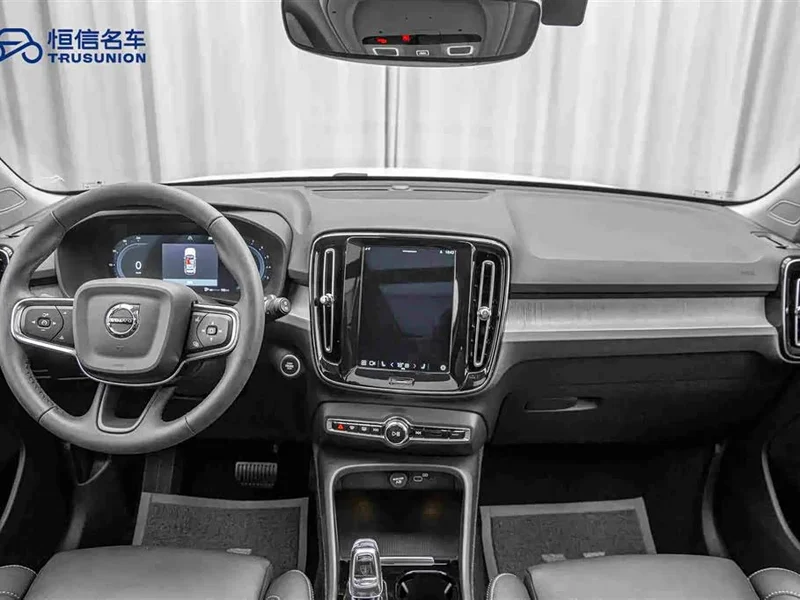 Volvo XC40 — фото 13