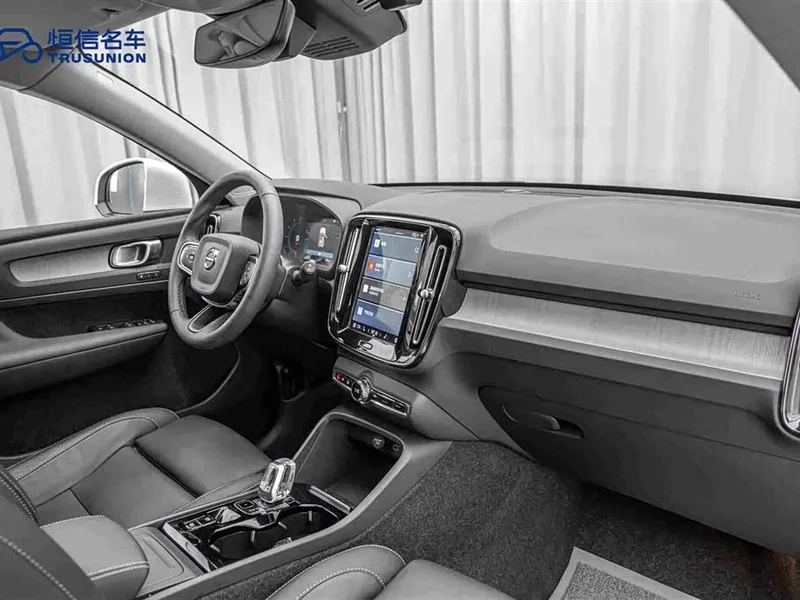 Volvo XC40 — фото 14