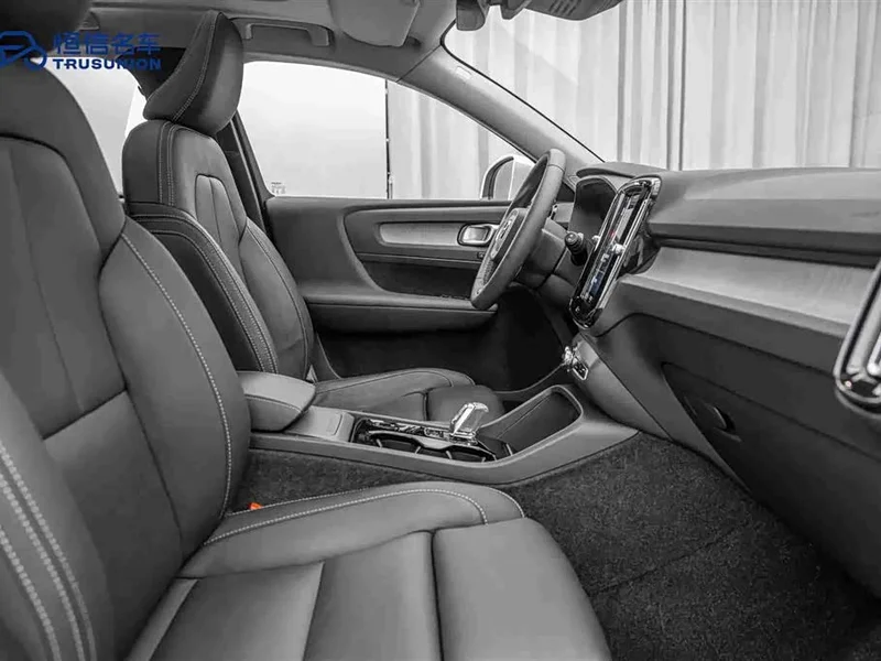 Volvo XC40 — фото 15