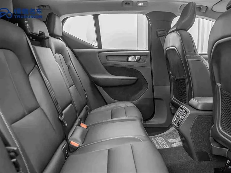 Volvo XC40 — фото 16