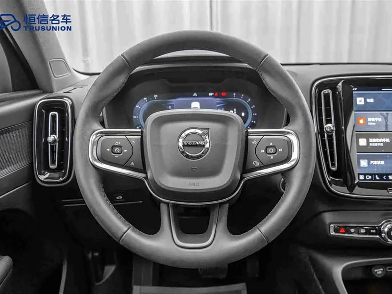 Volvo XC40 — фото 17