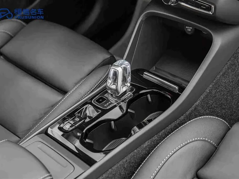 Volvo XC40 — фото 19