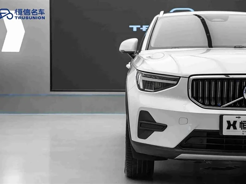 Volvo XC40 — фото 8