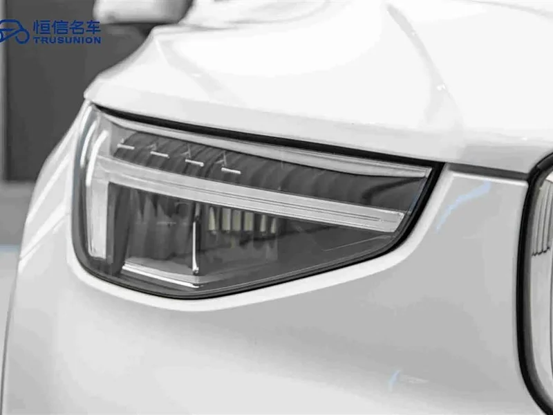 Volvo XC40 — фото 10