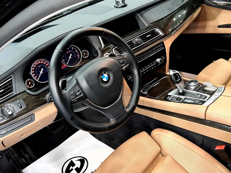 BMW 7-Series — фото 11