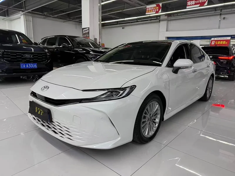 Toyota Camry — фото 1