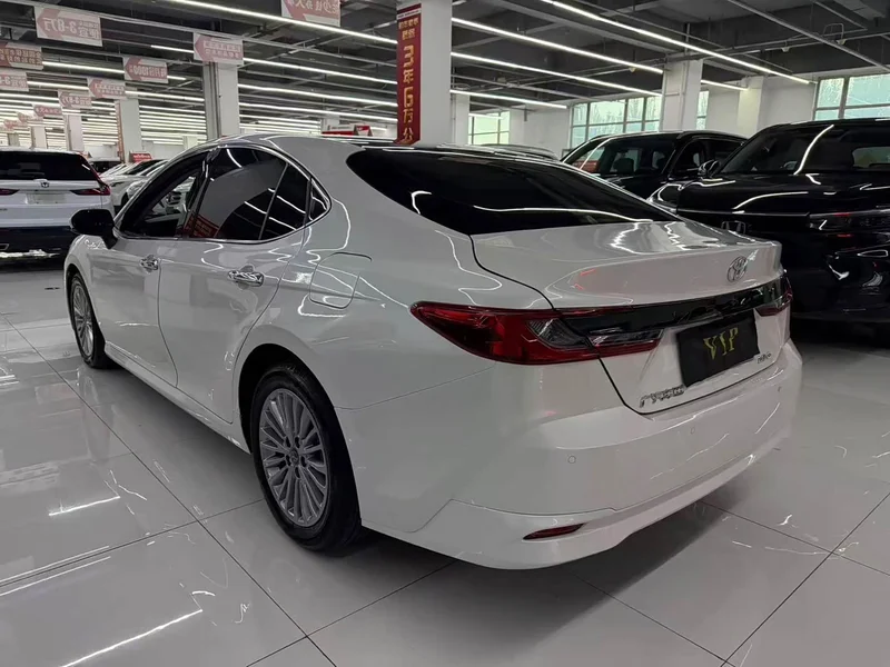 Toyota Camry — фото 9