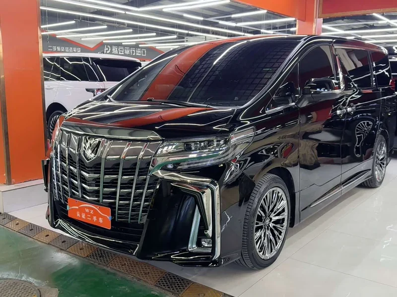 Toyota Alphard — фото 1