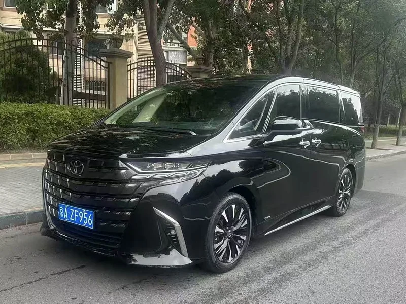 Toyota Alphard — фото 1