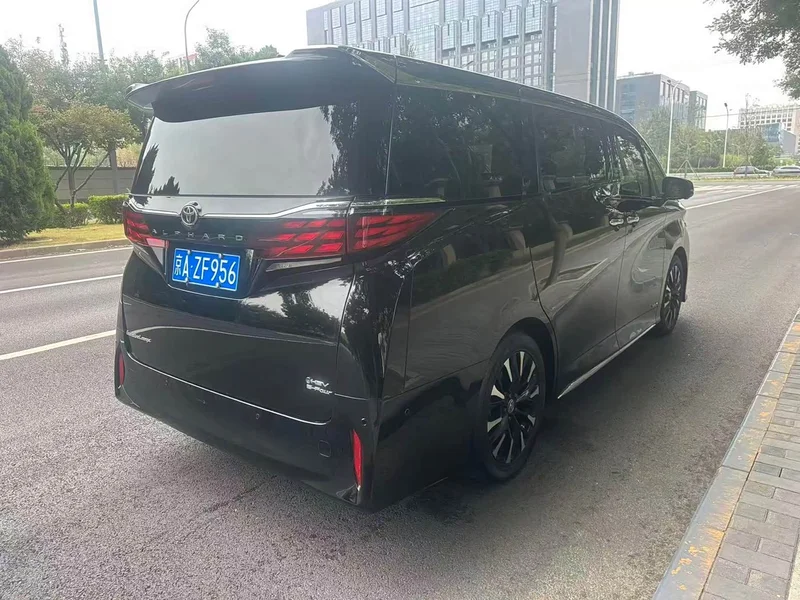 Toyota Alphard — фото 9