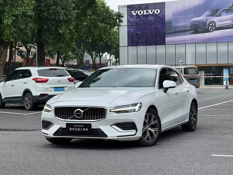 Volvo S60 — фото 1