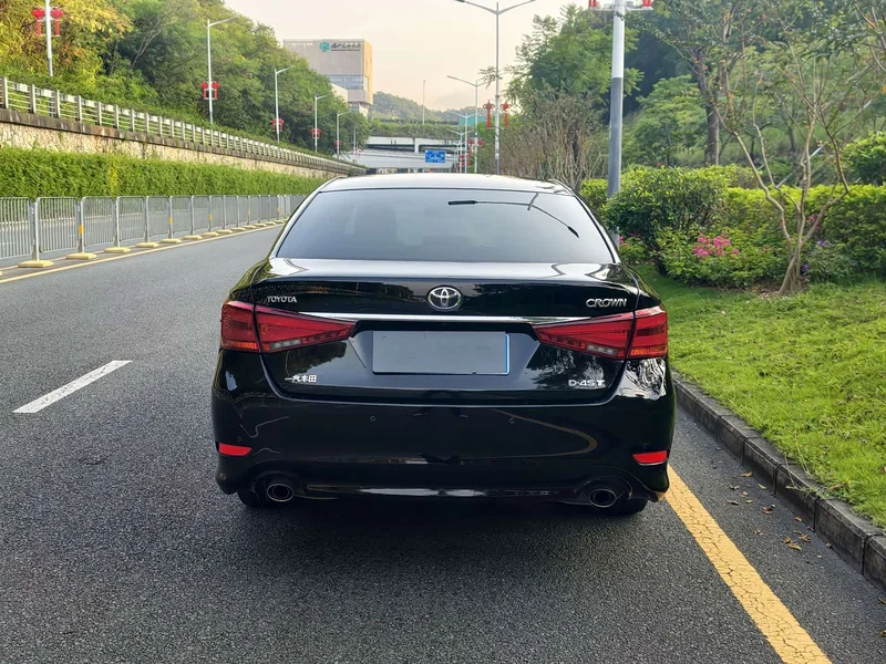 Toyota Crown — фото 4