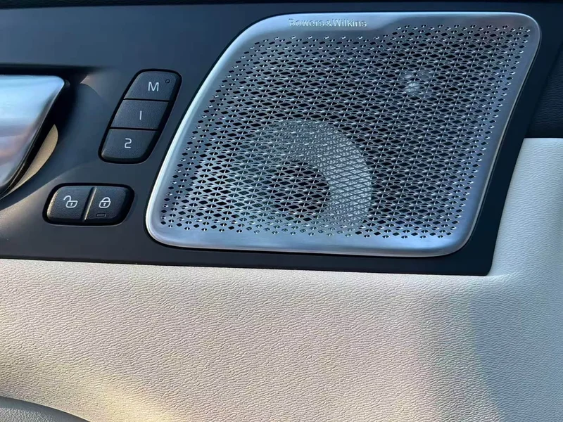 Volvo XC60 — фото 9