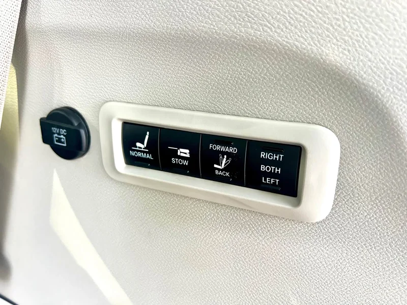 Jeep Grand Voyager (Imported) — фото 22