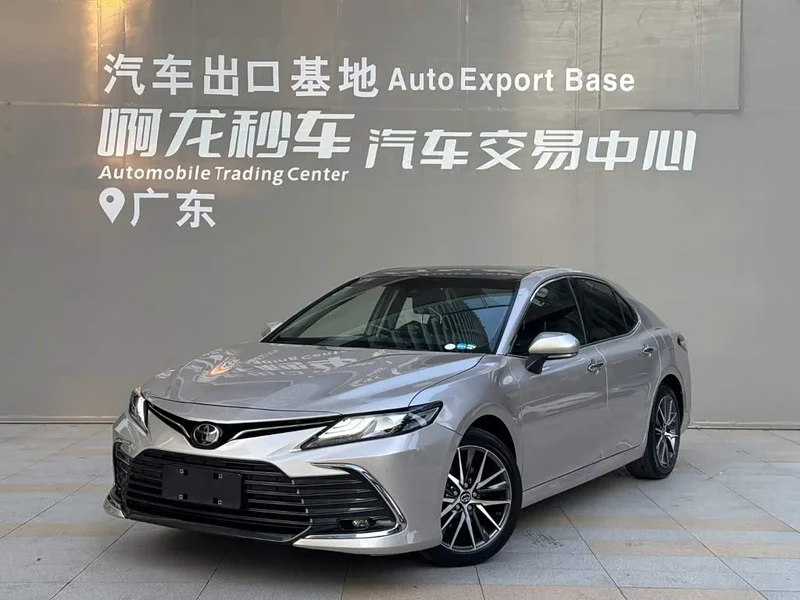 Toyota Camry — фото 1