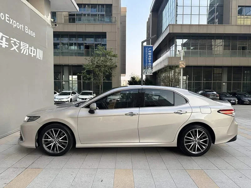 Toyota Camry — фото 3