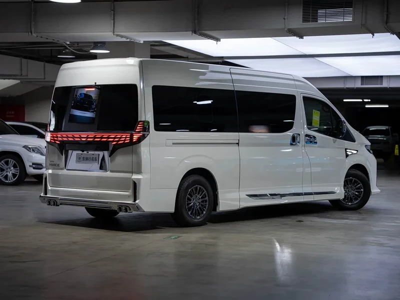 Toyota HiAce — фото 4